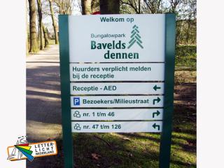 Verwijsbord bungalowpark met panelen en staanders